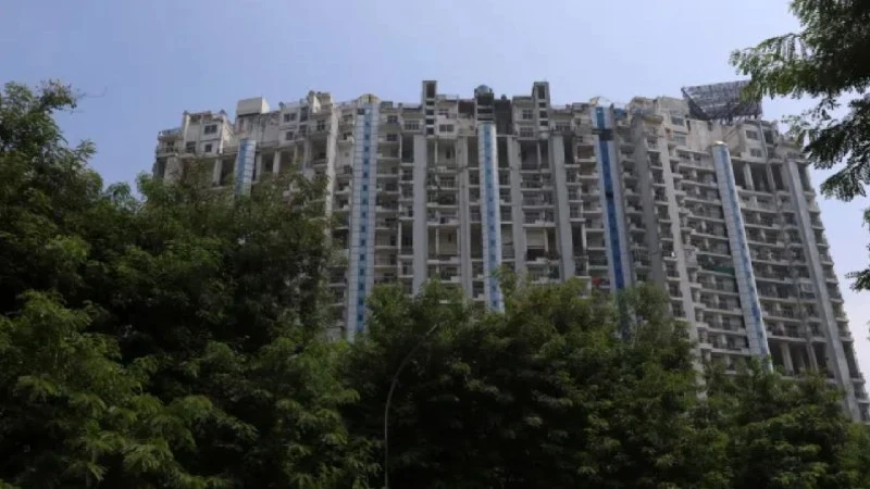 नोएडा: 23वीं मंजिल की बालकनी से गिरे पिता और 11 साल का बेटा, दोनों की मौत