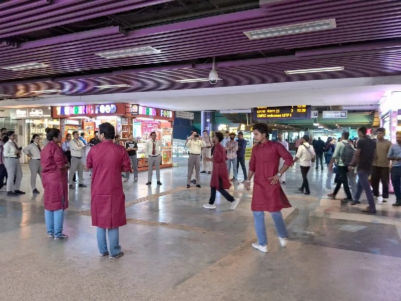 सतर्कता जागरूकता सप्ताह: दिल्ली मेट्रो स्टेशनों पर नुक्कड़ नाटकों से दिया जा रहा ईमानदारी का संदेश