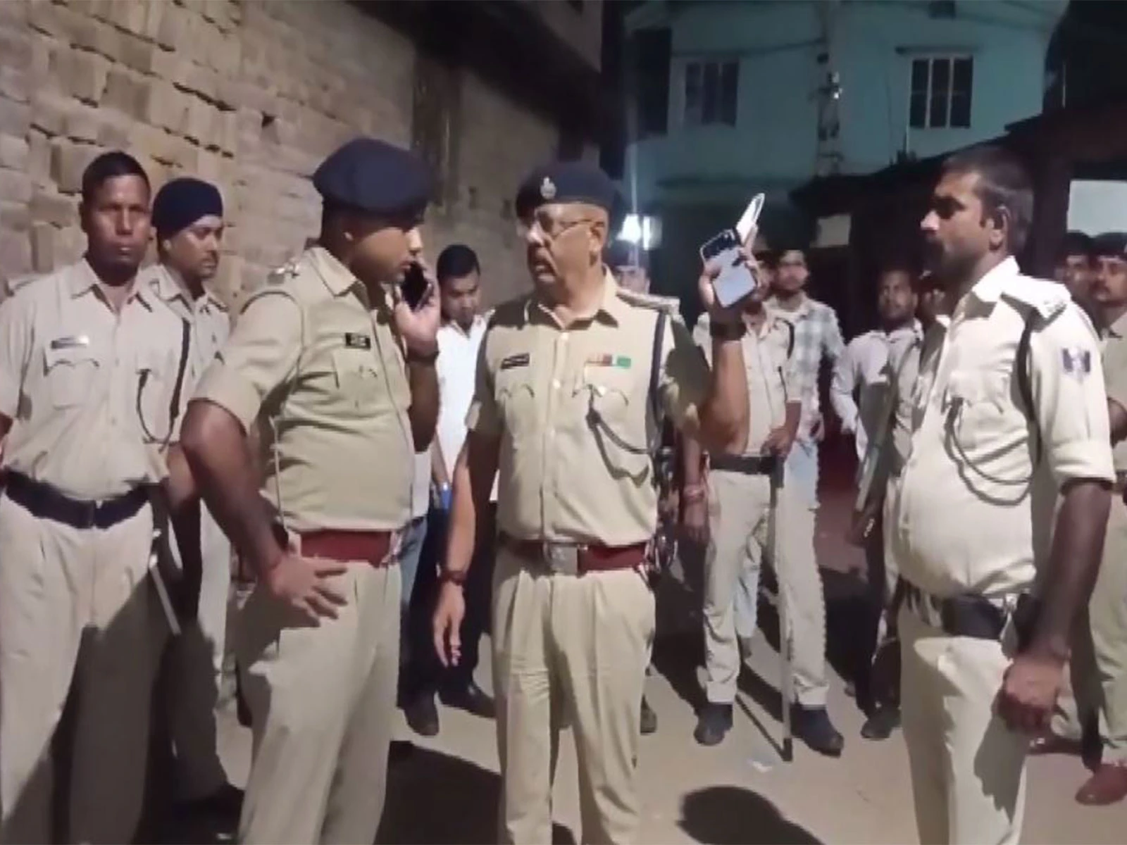 पटना के समीप गांव में अंधाधुंध फायरिंग कर ब्लॉक प्रमुख के पति समेत दो गंभीर रूप से घायल