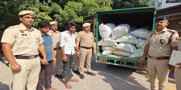 गुरुग्राम पुलिस की बड़ी कार्रवाई: प्लास्टिक दानों के बीच छिपाकर ले जाया जा रहा 1.25 करोड़ का गांजा पकड़ा, 2 गिरफ्तार