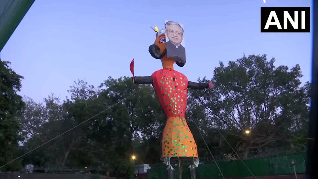 CEC ज्ञानेश कुमार के खिलाफ इंडियन यूथ कांग्रेस का प्रदर्शन, जलाया रावण का पुतला