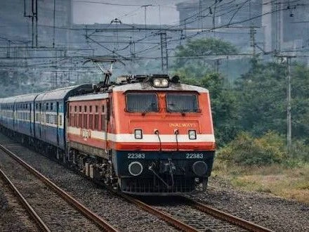 त्योहारों पर यात्रियों को दर्जनों ट्रैन कि बहार : भारतीय रेलवे चलाएगा स्पेशल ट्रेनें, वंदे भारत की भी बहार