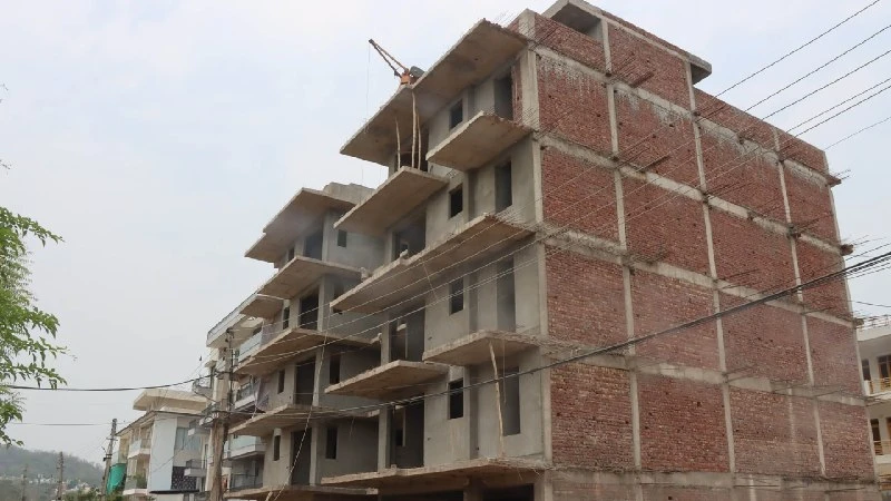 दिल्ली-NCR में प्रदूषण पर वार: कंस्ट्रक्शन पर लगा बैन, ऑफिसों में लागू होगा WFH