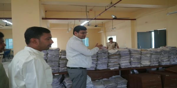 अररिया: डीएम विनोद दूहन ने जोकीहाट के विभिन्न कार्यालयों का किया औचक निरीक्षण