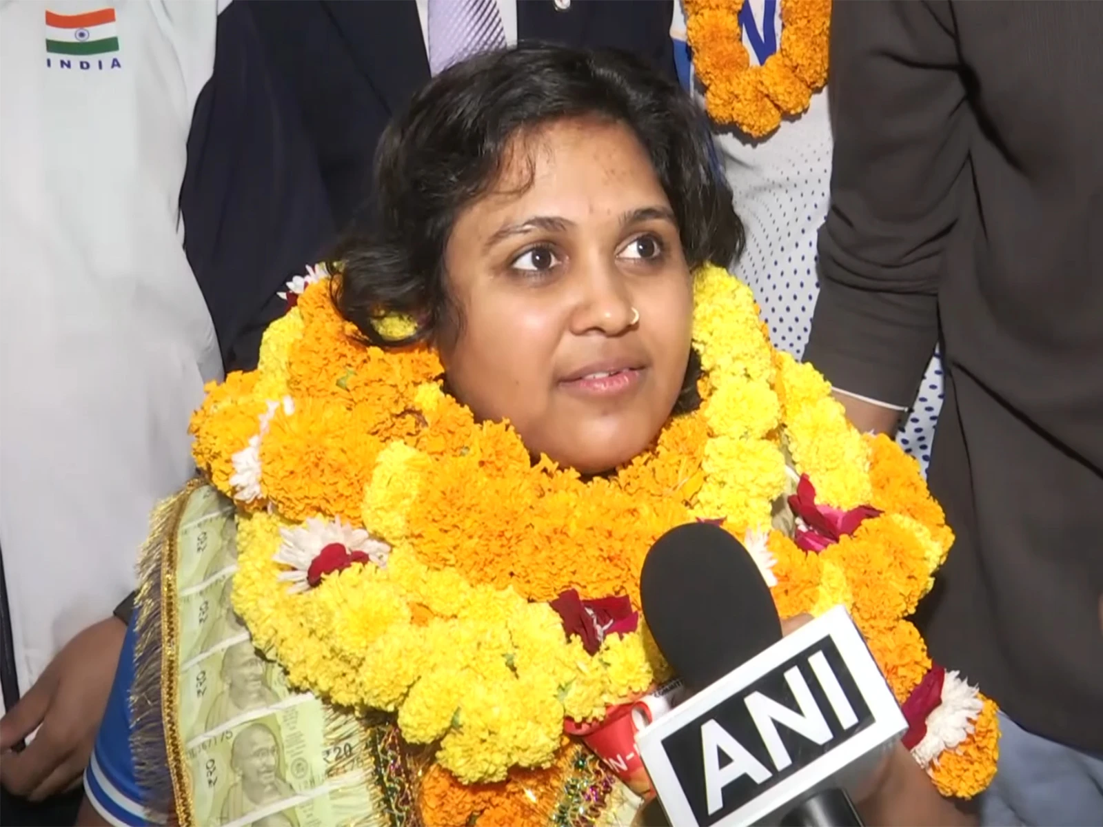 दो गोल्ड और कई सारे रिकॉर्ड अपने नाम कर वापस लौटी मोना का जोरदार स्वागत