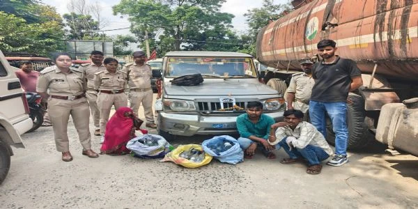अररिया: बोलेरो से तस्करी कर लाई जा रही 100 बोतल विदेशी शराब बरामद, महिला समेत 3 गिरफ्तार