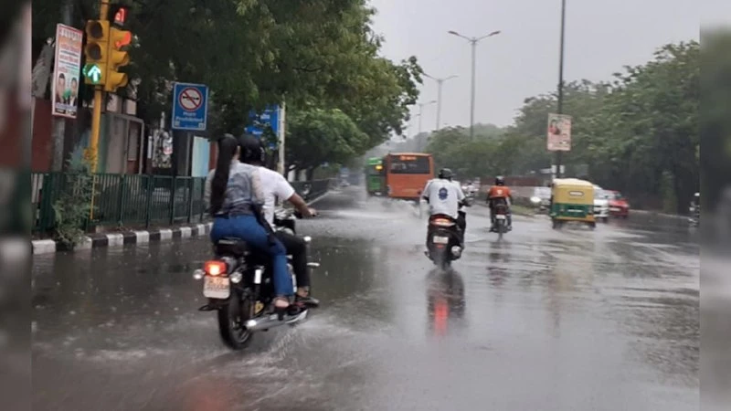 दिल्ली में रिकॉर्ड बारिश से प्रदूषण में भारी गिरावट, हवा हुई 'संतोषजनक' और बढ़ी ठंड