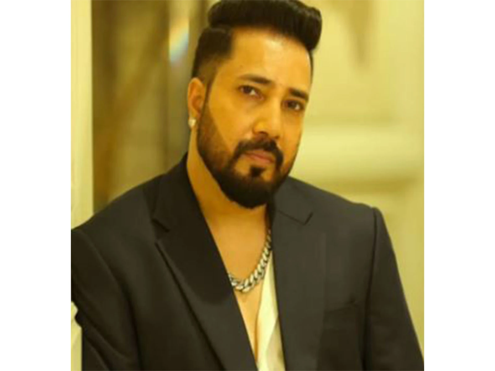 गायक दलेर मेहंदी के मामले ने पकड़ी तूल अब मीका सिंह आए बीच बचाव में