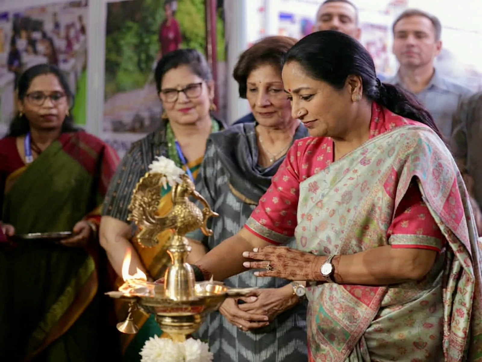 दिल्ली: सीएम रेखा गुप्ता ने किया ब्लाइंड रिलीफ एसोसिएशन के दिवाली बाजार का उद्घाटन