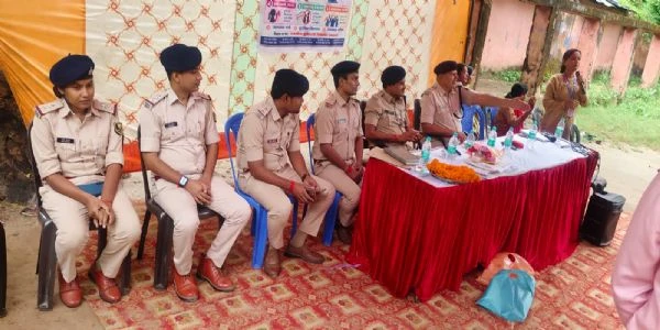 बगहा पुलिस ने स्कूली बच्चों को सिखाया 'गुड टच-बैड टच', सुरक्षा के प्रति किया जागरूक