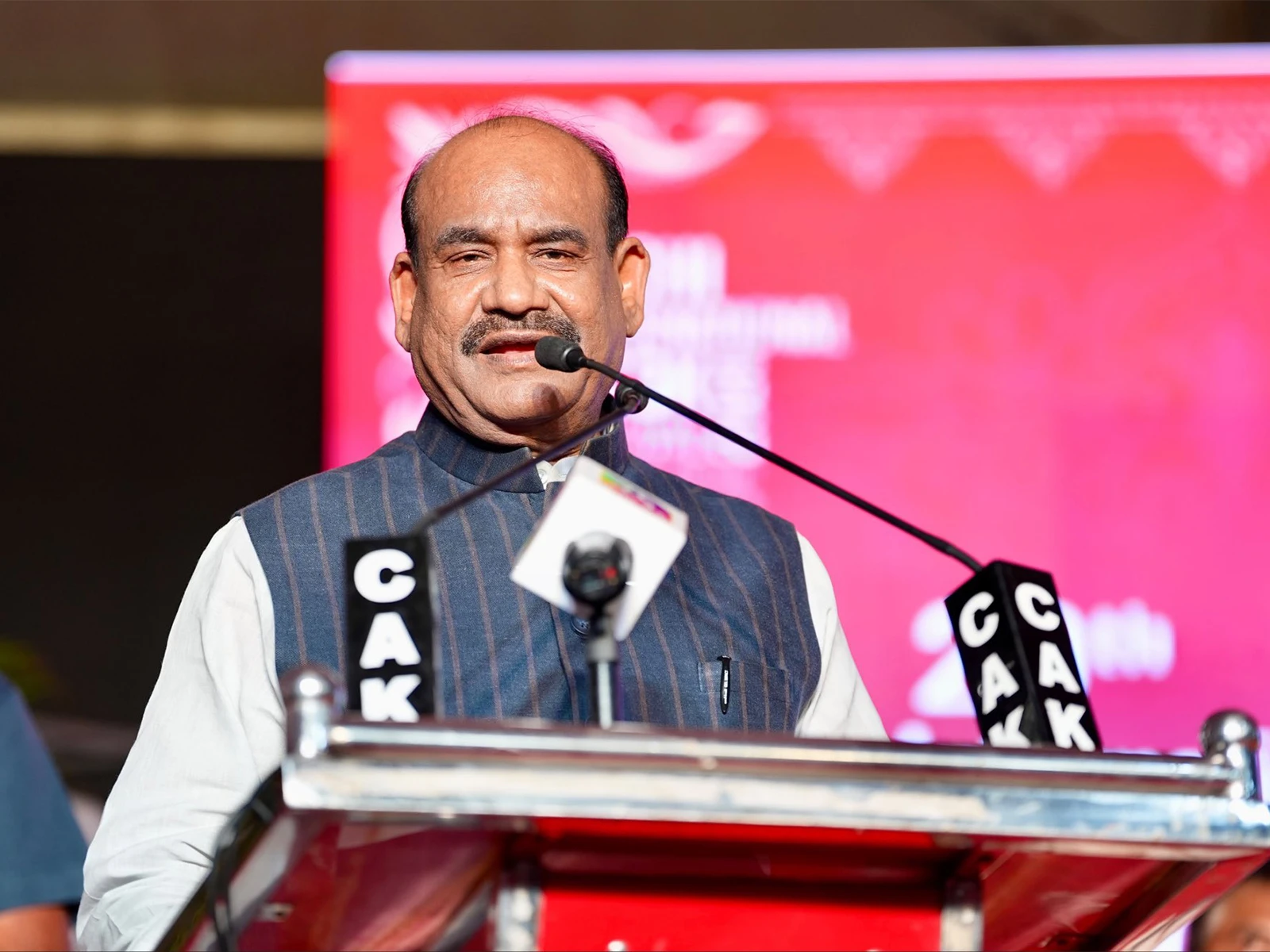 किताबें जीवन बदलने का सशक्त माध्यम, समाज में लाती हैं सकारात्मक बदलाव: ओम बिरला
