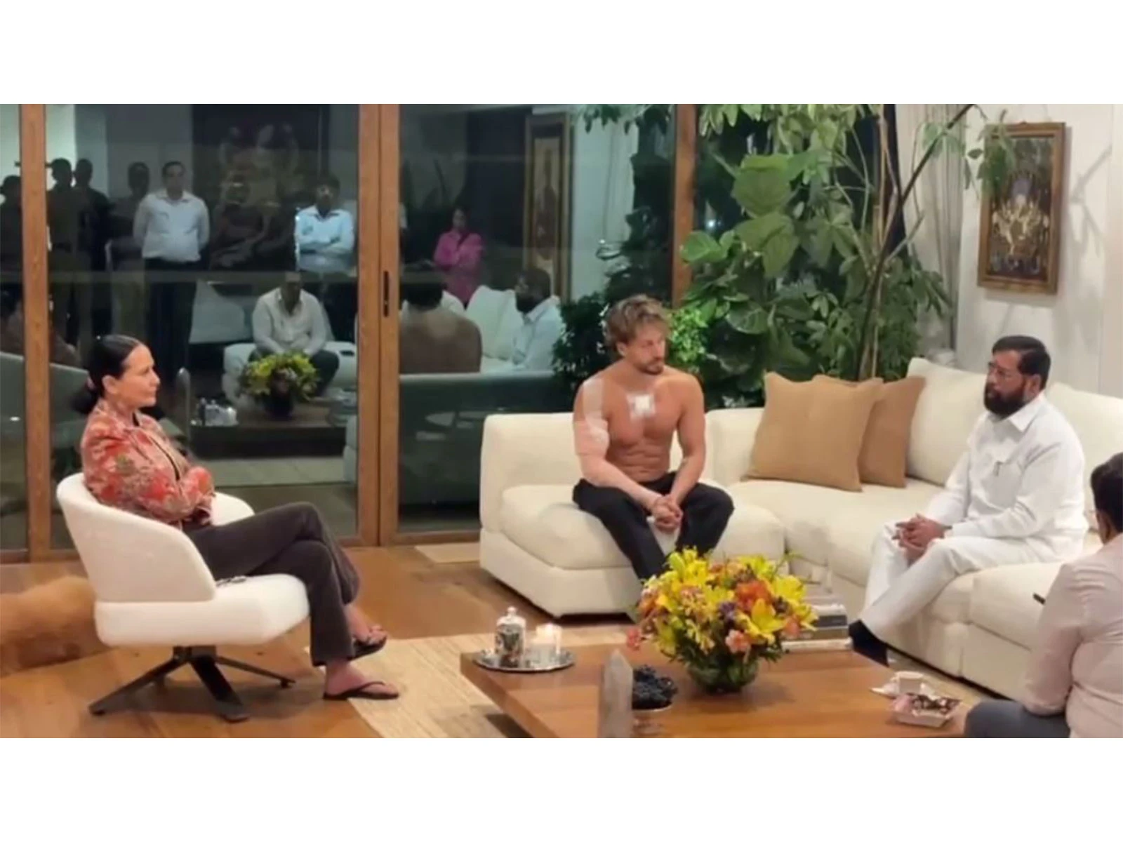 बॉलीवुड के दिग्गज नेता पर अचानक फायरिंग बाल बाल बचे : डिप्टी सीएम बोले- मुंबई में किसी भी तरह की धमकी बर्दाश्त नहीं