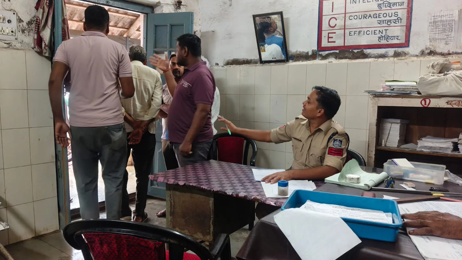 मध्य प्रदेश : पत्नी मंदिर गई और पिता बाहर... तभी कमरे में अकेले प्रॉपर्टी डीलर ने उठाया ऐसा खौफनाक कदम, फैली सनसनी!