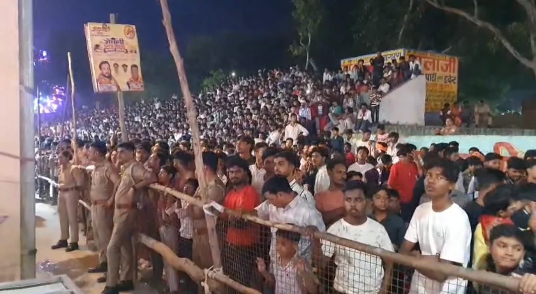 उत्तर प्रदेश: हाथरस में 115वें दाऊजी मेले के लाफ्टर शो में भीड़ बेकाबू, लाठी फटकारने पर मची भगदड़, होमगार्ड घायल