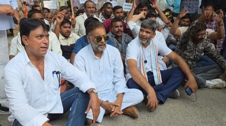 उत्तर प्रदेश: गन्ना भुगतान को लेकर सड़क पर उतरे किसान, प्रशासन अलर्ट, चपे-चपे पर पुलिस तैनात