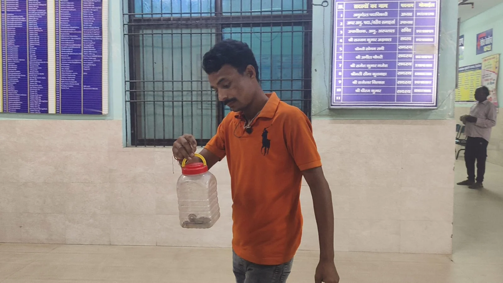बिहार: सुपौल में बेटे को सांप ने डसा तो जिंदा सांप लेकर अस्पताल पहुंचा पिता