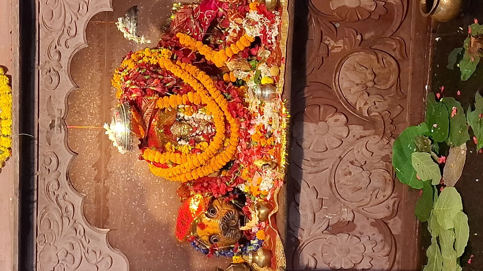 उत्तर प्रदेश: नवरात्रि के तीसरे दिन मां चंद्रघंटा की पूजा-अर्चना, मंदिरों में उमड़ी श्रद्धालुओं की भीड़
