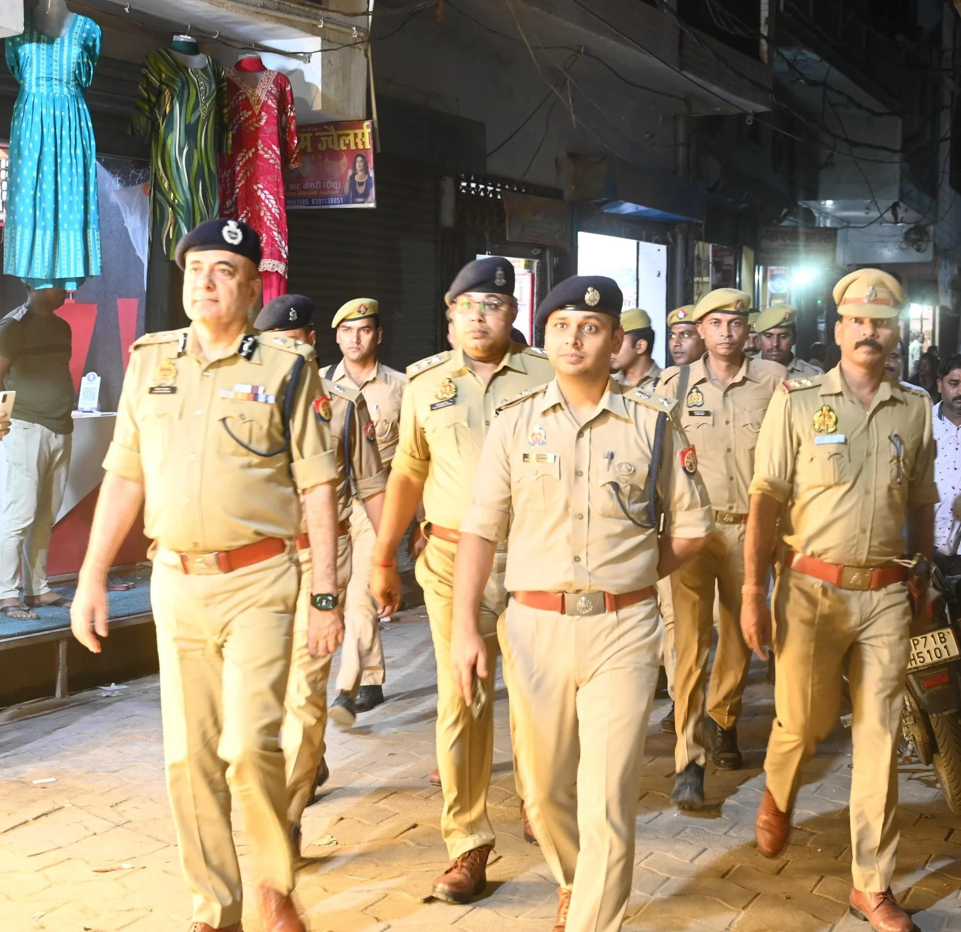 उत्तर प्रदेश: फतेहपुर में दुर्गा पंडालों की सुरक्षा व्यवस्था का एडीजी ने लिया जायजा, लापरवाही पर कार्रवाई के निर्देश
